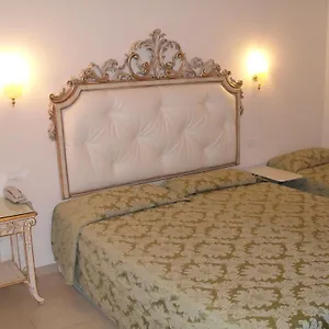 Residenza Due Torri Check In Presso Vicolo Cattani 7 Italia